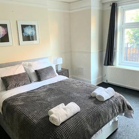 Gravesend - Sleeps Upto 8 Across 2 Apartments In The Same Building 2 Mins Walk To Gravesend Train Station & Town Centre Exterior photo