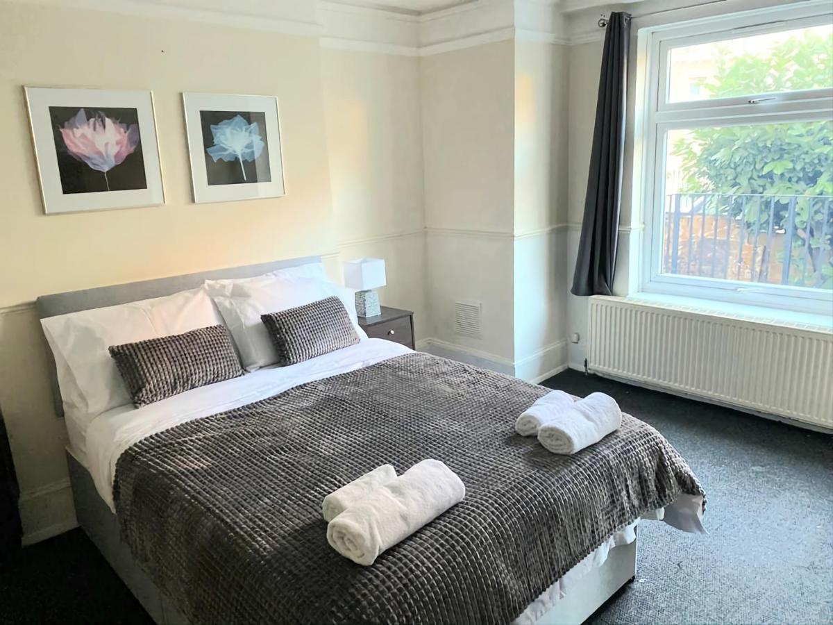 Gravesend - Sleeps Upto 8 Across 2 Apartments In The Same Building 2 Mins Walk To Gravesend Train Station & Town Centre Exterior photo