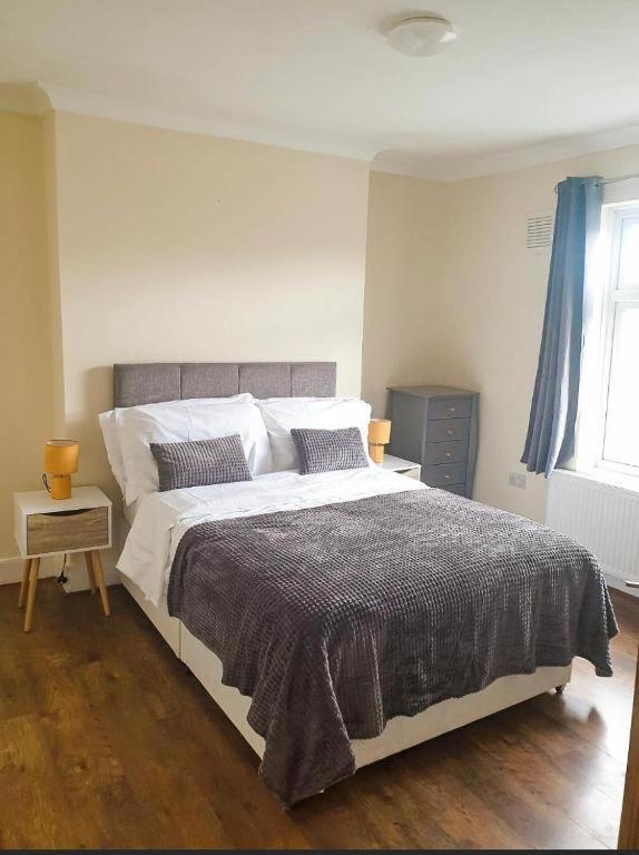 Gravesend - Sleeps Upto 8 Across 2 Apartments In The Same Building 2 Mins Walk To Gravesend Train Station & Town Centre Exterior photo